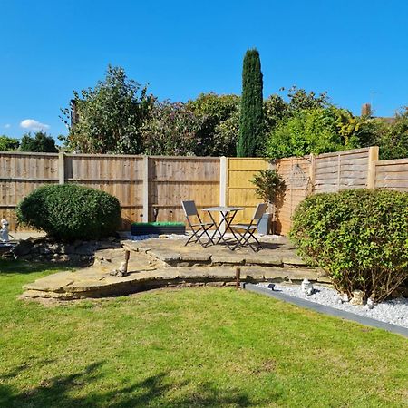 A Bright And Spacious Gem Staines-upon-Thames Exteriör bild