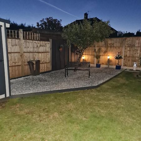 A Bright And Spacious Gem Staines-upon-Thames Exteriör bild