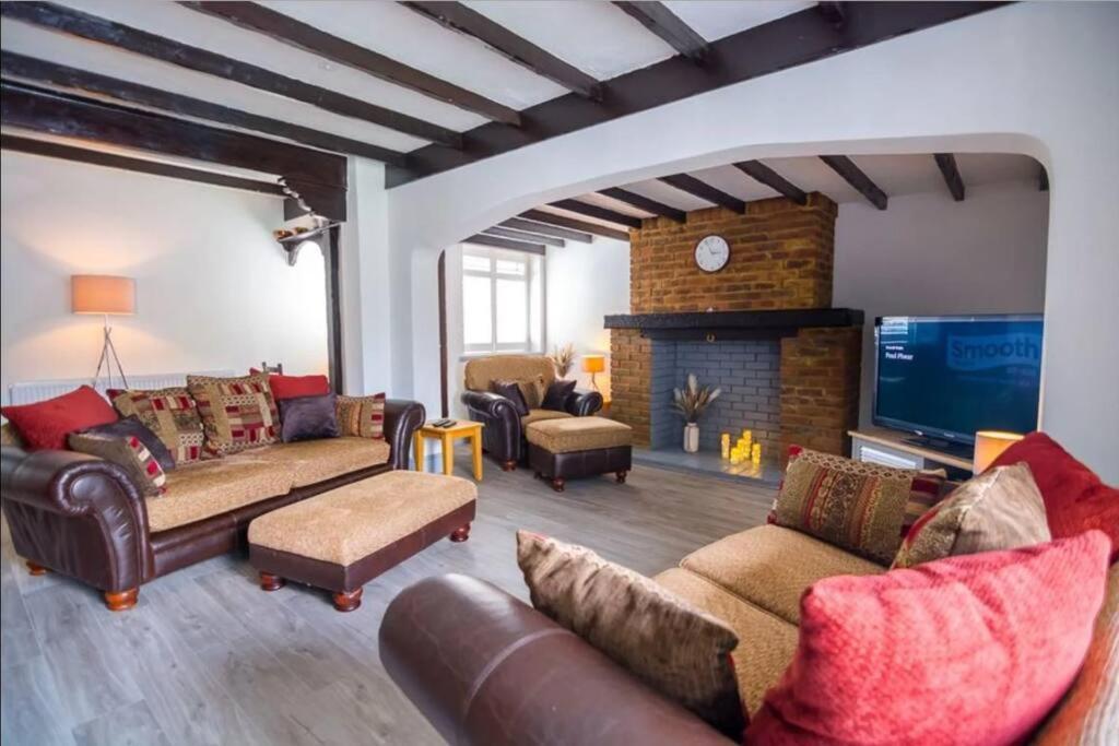 A Bright And Spacious Gem Staines-upon-Thames Exteriör bild