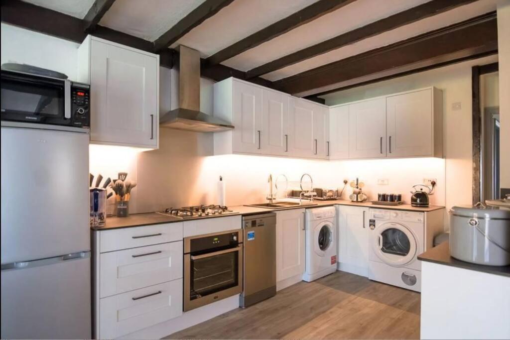 A Bright And Spacious Gem Staines-upon-Thames Exteriör bild