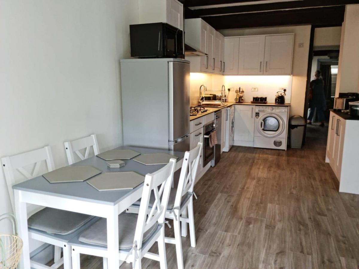 A Bright And Spacious Gem Staines-upon-Thames Exteriör bild