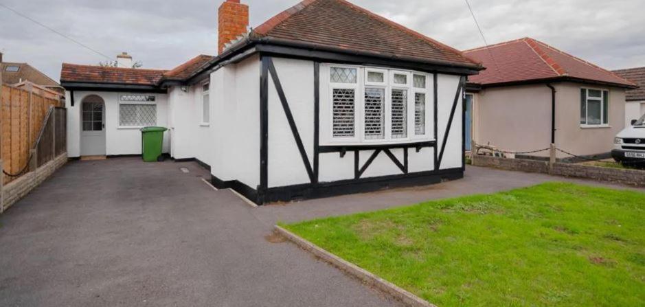 A Bright And Spacious Gem Staines-upon-Thames Exteriör bild