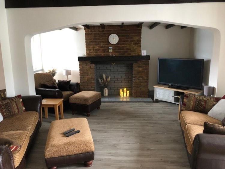 A Bright And Spacious Gem Staines-upon-Thames Exteriör bild