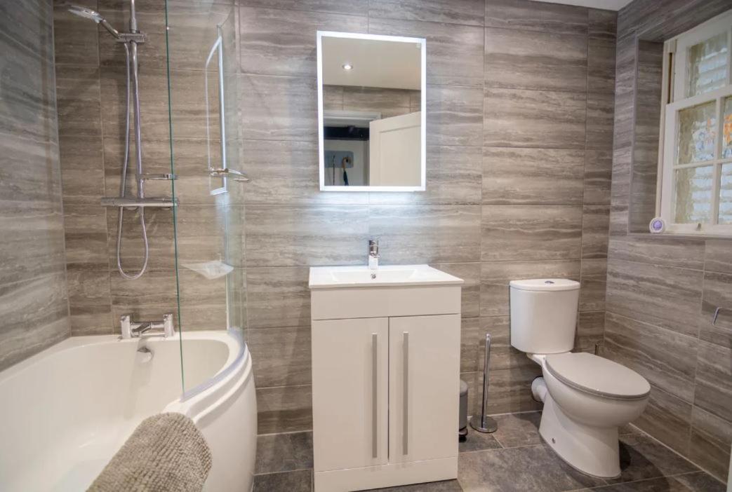 A Bright And Spacious Gem Staines-upon-Thames Exteriör bild