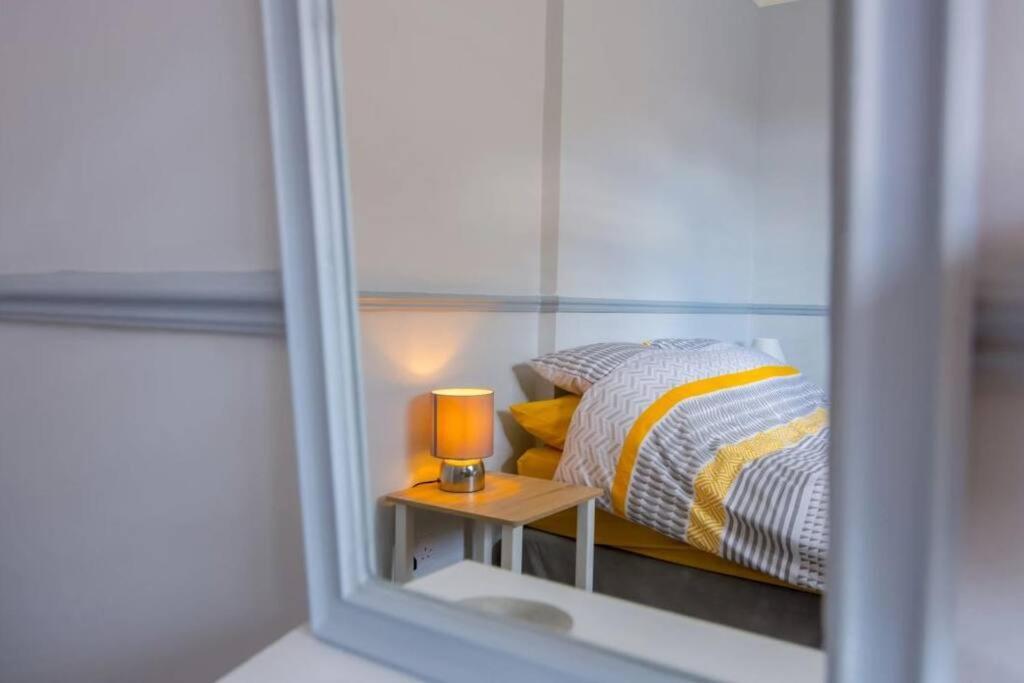 A Bright And Spacious Gem Staines-upon-Thames Exteriör bild