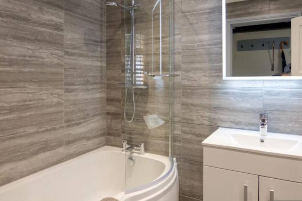 A Bright And Spacious Gem Staines-upon-Thames Exteriör bild