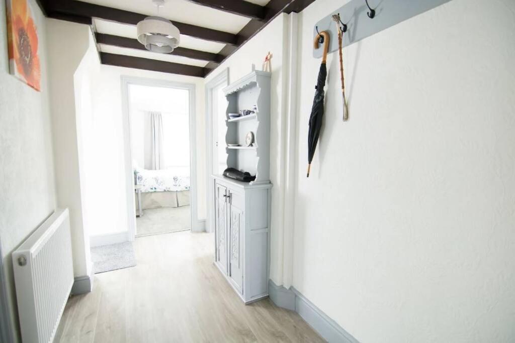 A Bright And Spacious Gem Staines-upon-Thames Exteriör bild