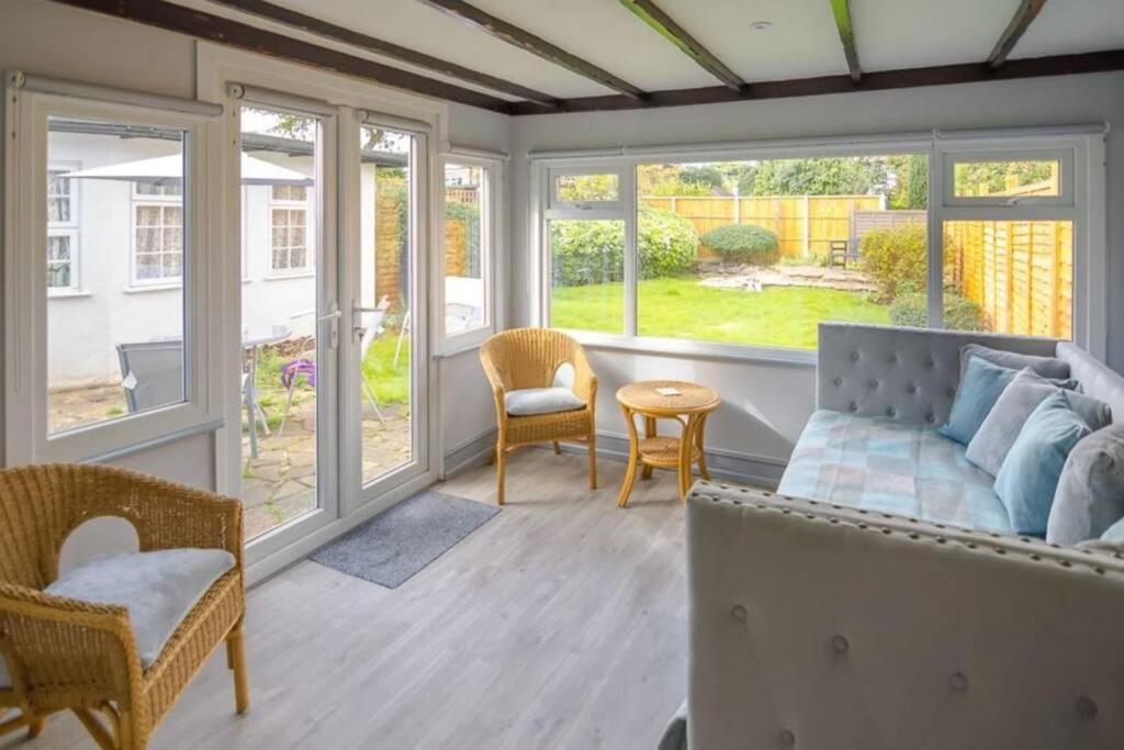 A Bright And Spacious Gem Staines-upon-Thames Exteriör bild