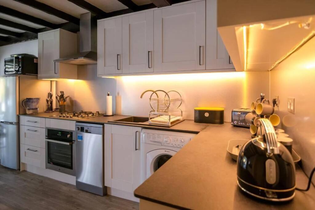A Bright And Spacious Gem Staines-upon-Thames Exteriör bild