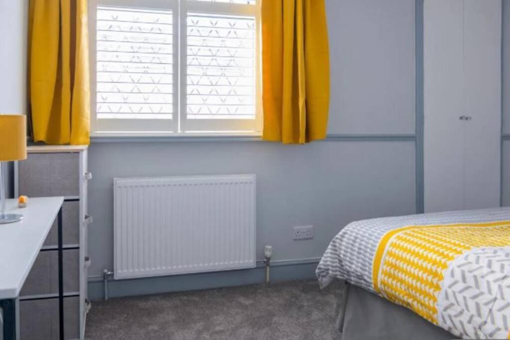 A Bright And Spacious Gem Staines-upon-Thames Exteriör bild