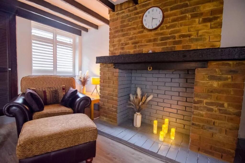 A Bright And Spacious Gem Staines-upon-Thames Exteriör bild