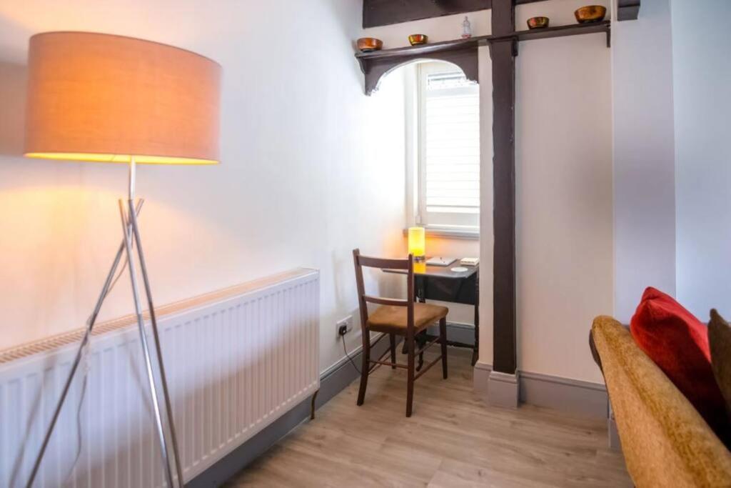 A Bright And Spacious Gem Staines-upon-Thames Exteriör bild