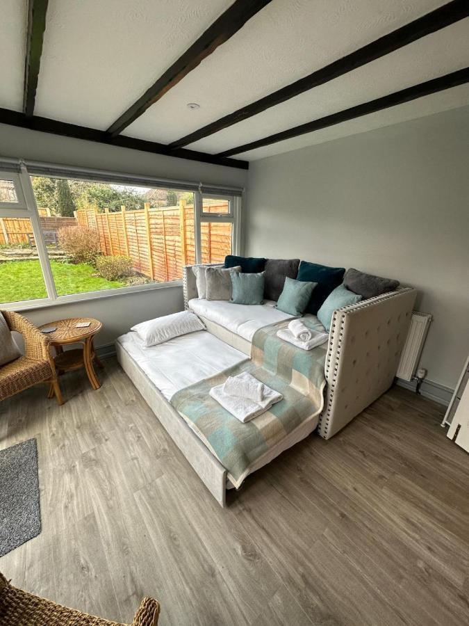 A Bright And Spacious Gem Staines-upon-Thames Exteriör bild