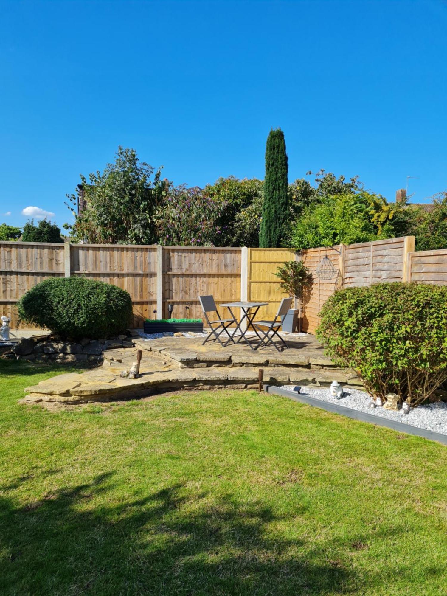 A Bright And Spacious Gem Staines-upon-Thames Exteriör bild
