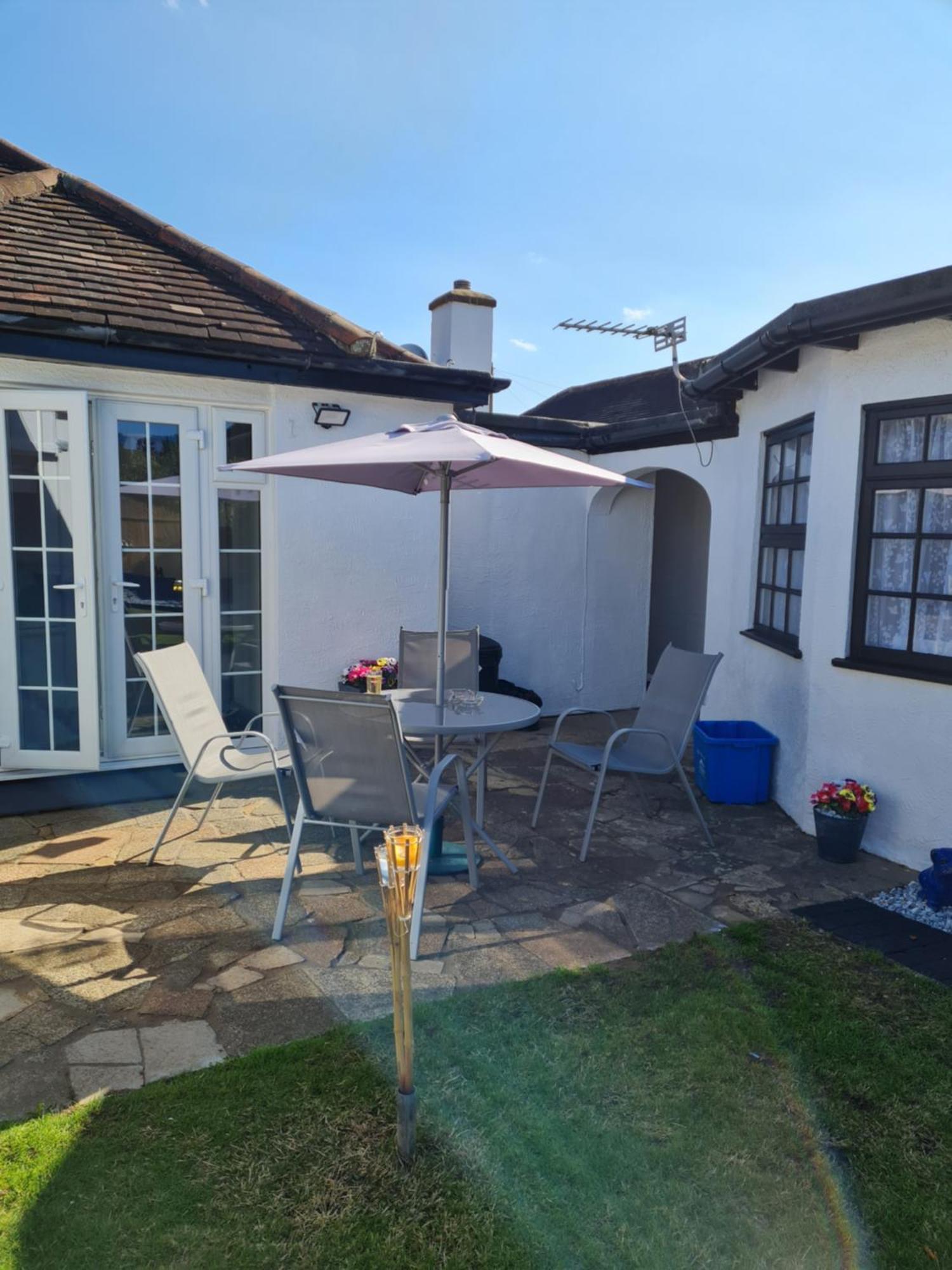 A Bright And Spacious Gem Staines-upon-Thames Exteriör bild