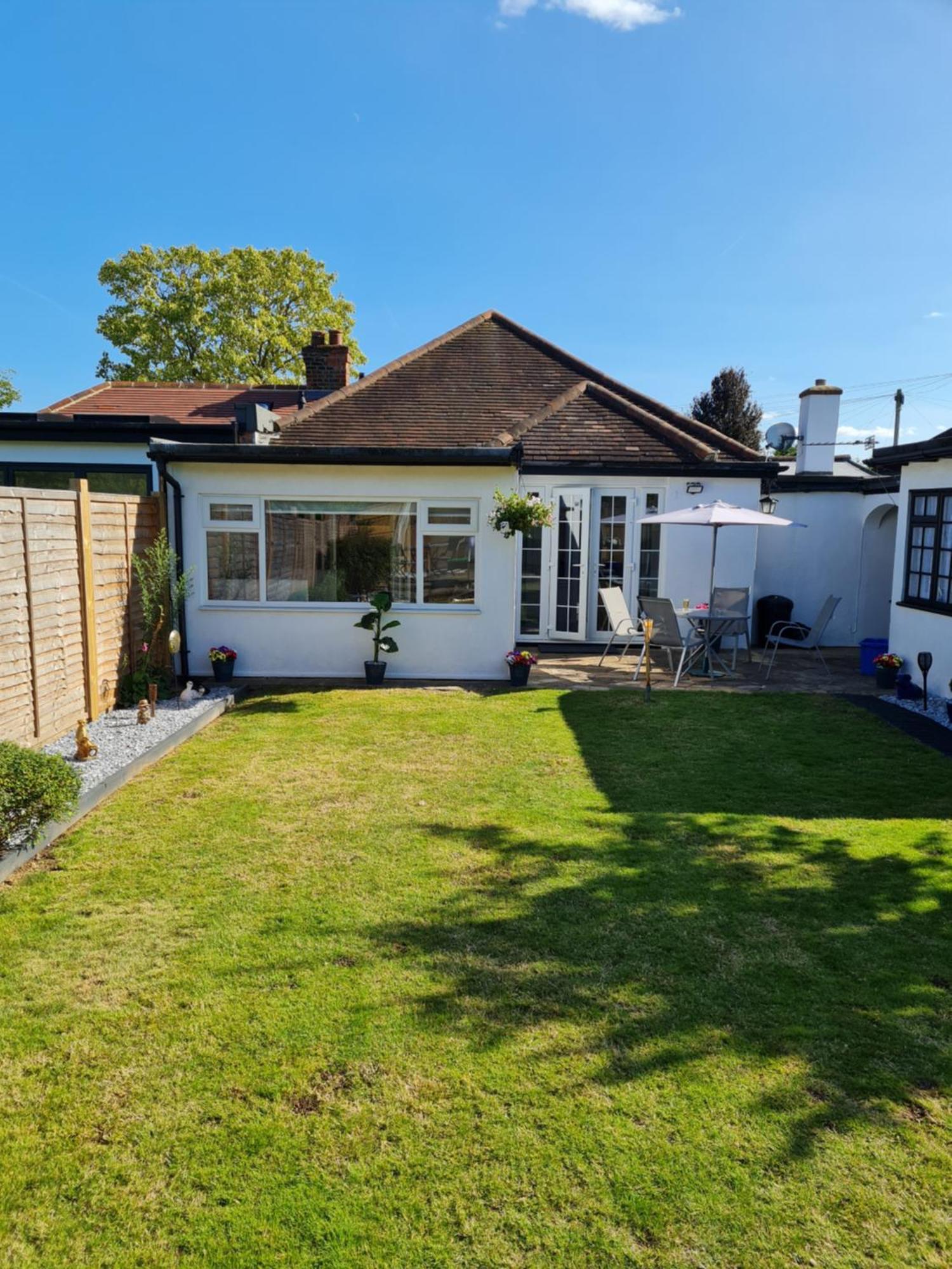 A Bright And Spacious Gem Staines-upon-Thames Exteriör bild