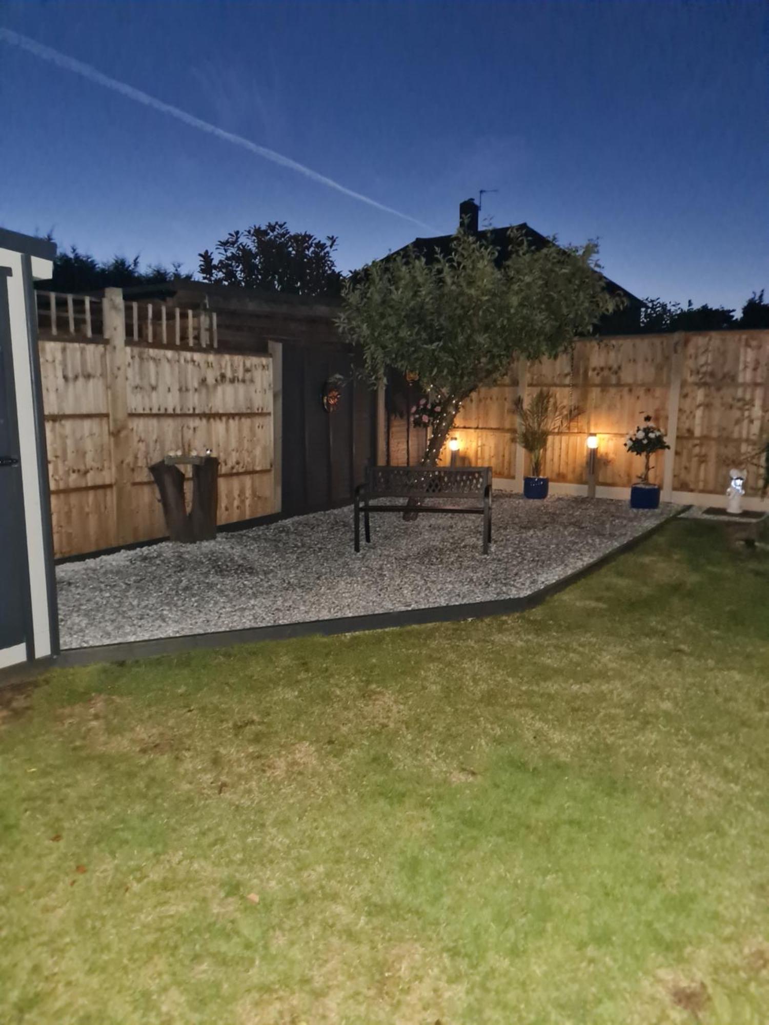 A Bright And Spacious Gem Staines-upon-Thames Exteriör bild